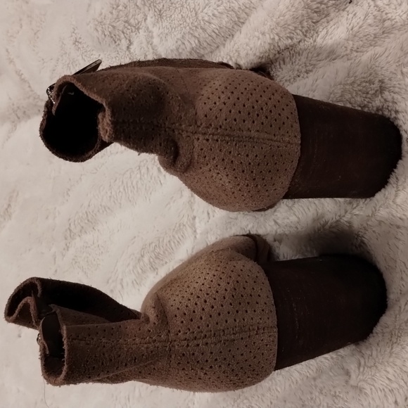 Vince Camuto Cream and Brown Ankle Boots Size NWT - Picture 9 of 9